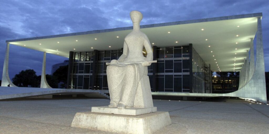 Fachada do prédio do STF, com destaque para a Deusa da Justiça